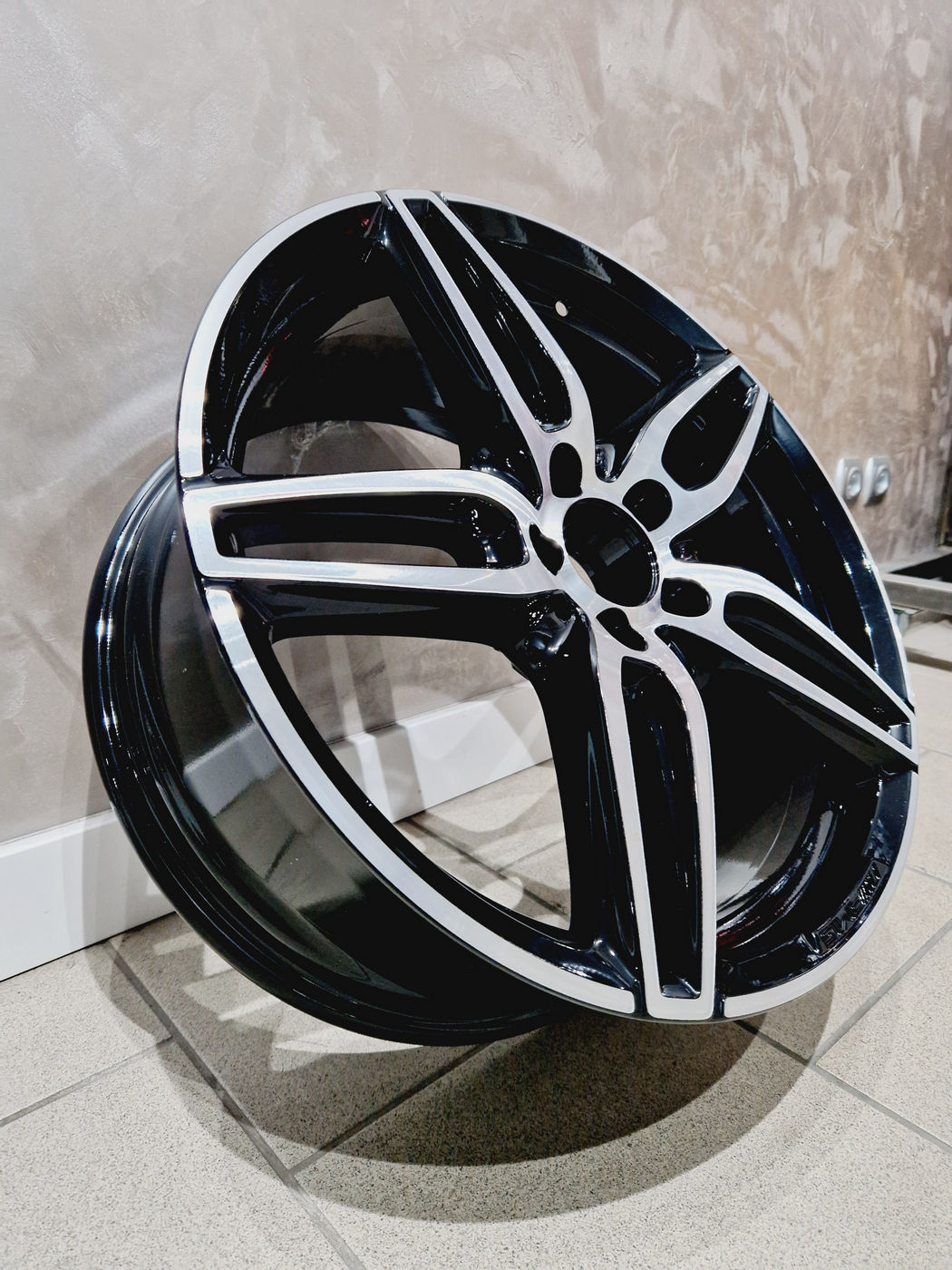 19" 5*112 8,5 ET40 66,45 XN-5062(F) BM Гравировка AMG от магазина Империя шин